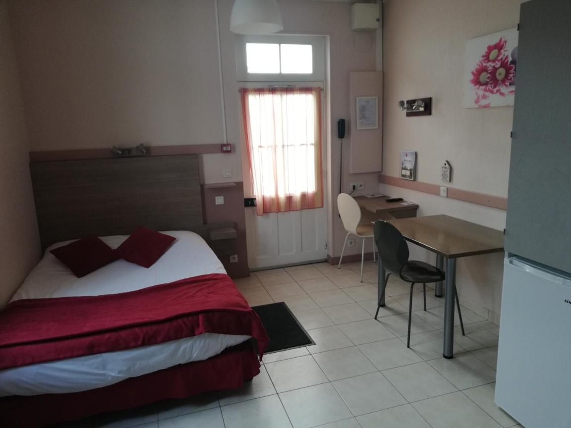 Hotel-Restaurant Les Colonnades Saint-Fulgent Εξωτερικό φωτογραφία