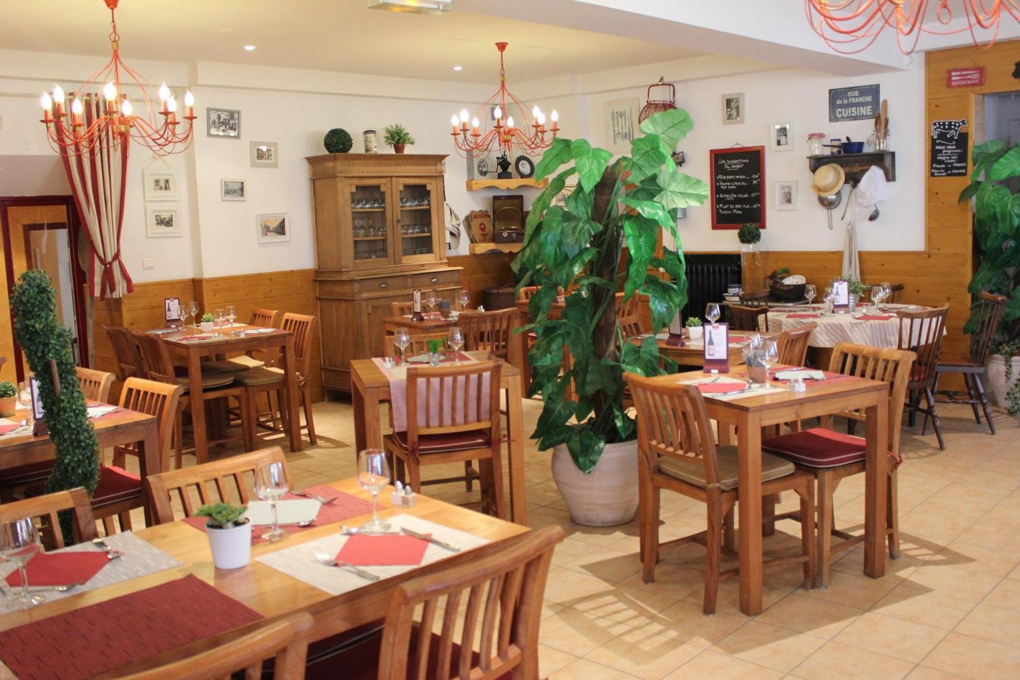 Hotel-Restaurant Les Colonnades Saint-Fulgent Εξωτερικό φωτογραφία