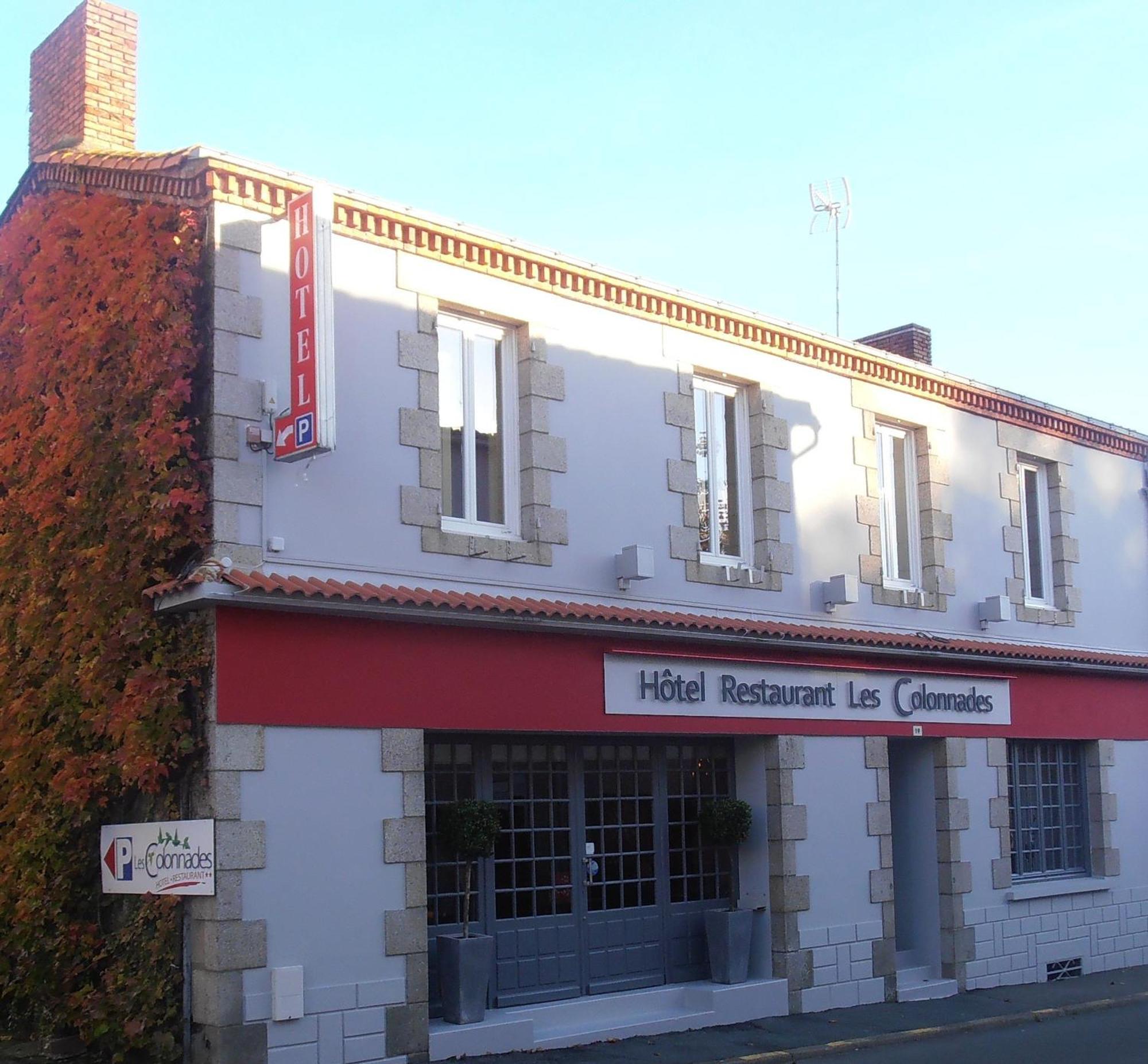 Hotel-Restaurant Les Colonnades Saint-Fulgent Εξωτερικό φωτογραφία