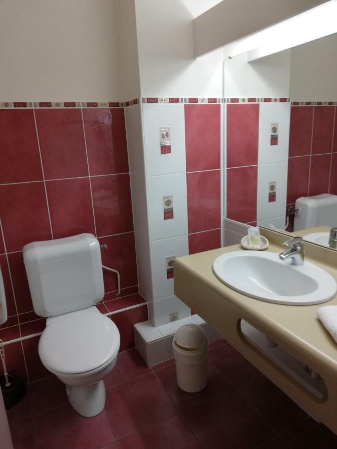 Hotel-Restaurant Les Colonnades Saint-Fulgent Εξωτερικό φωτογραφία